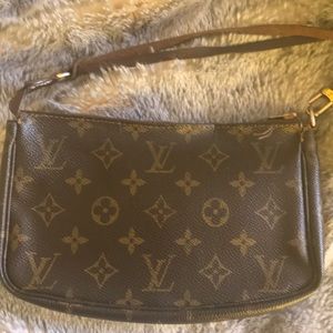 2011 LOUIS  VUITTON POCHETTE